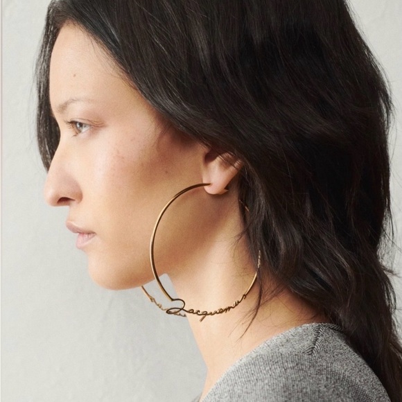 NEW Jacquemus Gold Cursive Script Logo Open Large Hoop Earrings $350 MSRP - Picture 4 of 12